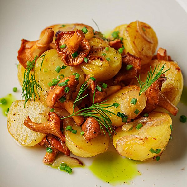 Жареный картофель с лисичками