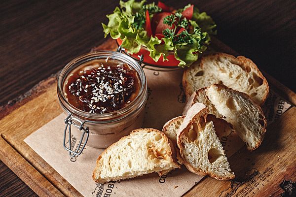 Паштет из печени кролика с луковым мармеладом и тостами из чиабатты собственной выпечки