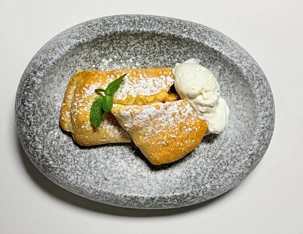 Штрудель яблочный со взбитыми сливками