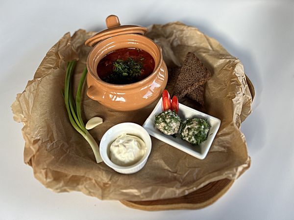 Фирменный борщ с помазухой из сала и ржаными гренками