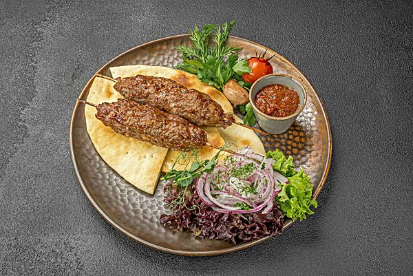 Люля-кебаб из мраморной говядины на лепешке с соусом от шефа