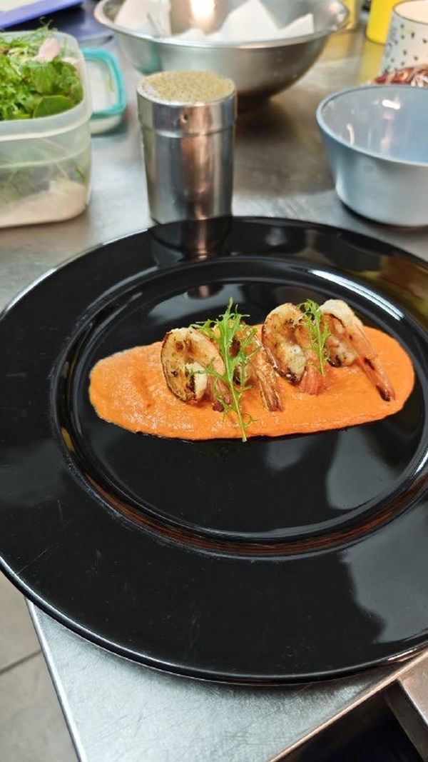 Тигровые креветки на подушке из печеных перцев