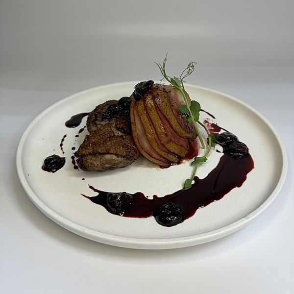 Утиная грудка с пьяной грушей и ягодным соусом