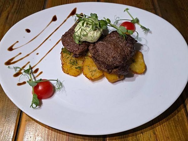 Стейк из говядины с зеленым маслом