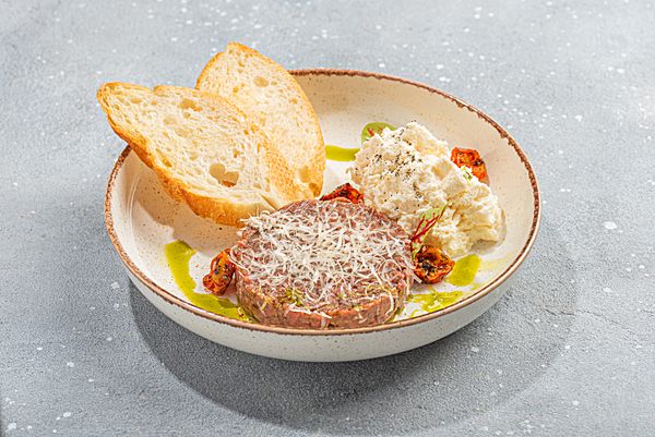 Тартар из говядины с муссом из пармезана