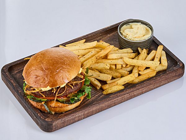 Бургер Том Ям с фри и соусом