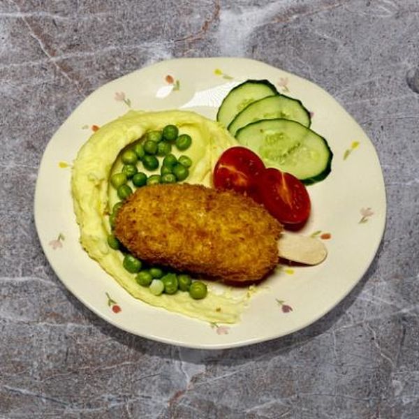 Котлетка куриная в панировке с картофельной пюрешкой