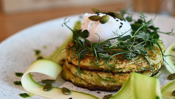 Кабачковые оладьи с яйцом Пашот