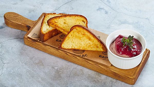 Крем-мусс из печени цыпленка с брусничным соусом и бриошью