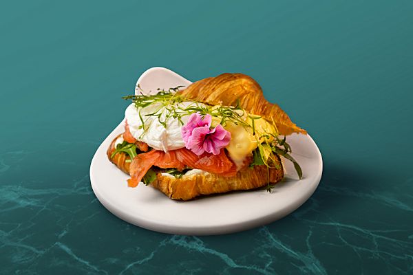 Круассан с форелью и яйцом пашот