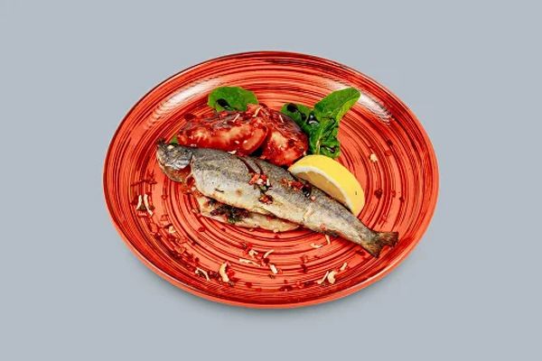 Форель радужная запеченная с томатами