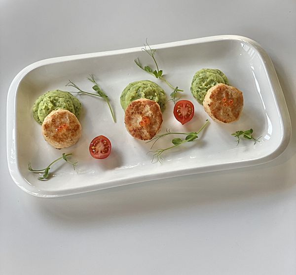 Котлеты из креветок с картофельным пюре и шпинатом