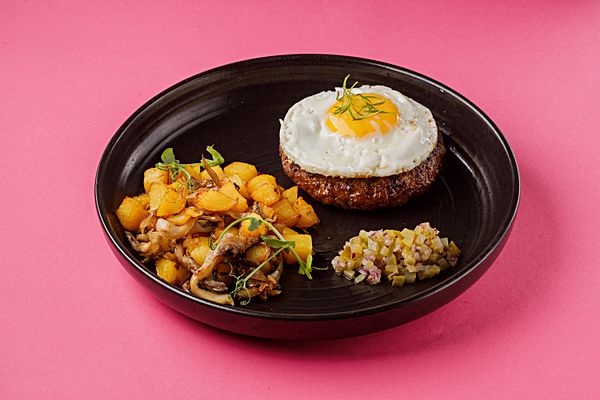 Бифштекс с пряженым картофелем и грибами