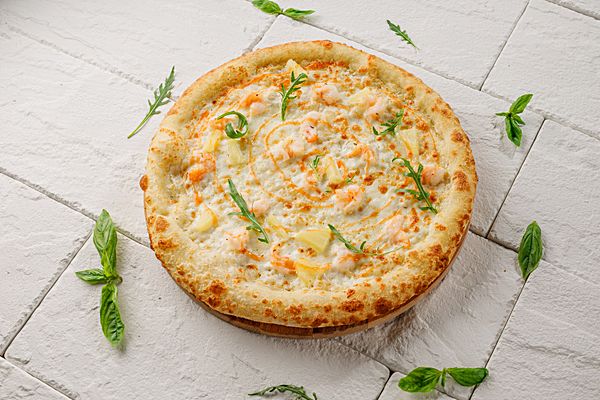 Пицца с креветкой и ананасом