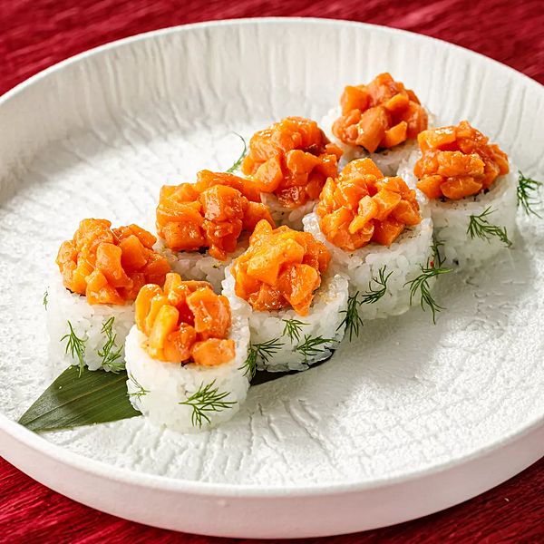 Ролл с тар-таром из лосося и соусом спайси