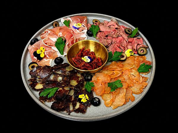 Мясные деликатесы