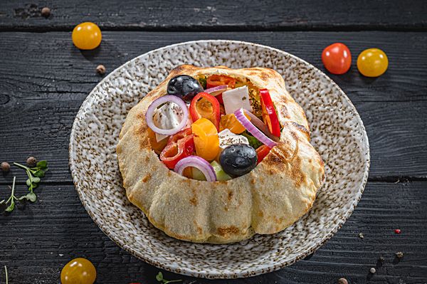 Салат греческий в лепешке пита