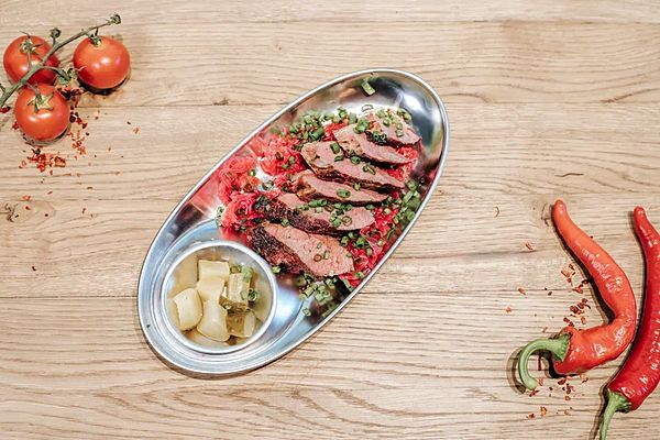 Брискет с маринованным луком