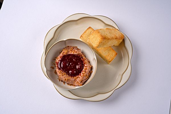 Паштет из индейки с тостами бриошь, вишневым соусом и орехом пекан