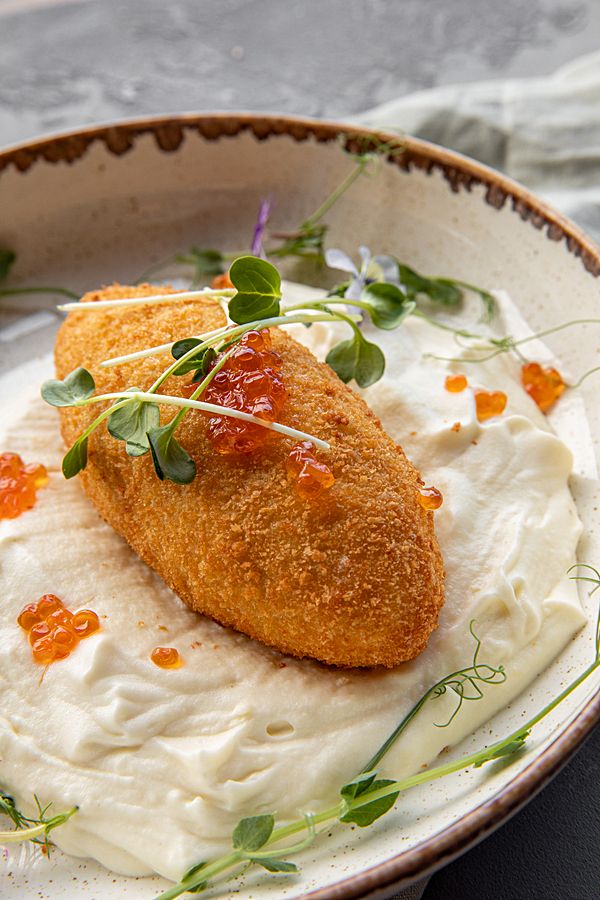 Щучья котлета по-киевски на подушке из воздушного пюре с красной икрой