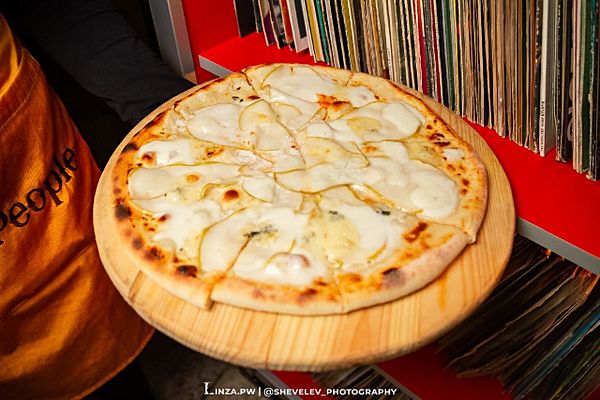 Пицца с грушей и сыром «Дор-блю»