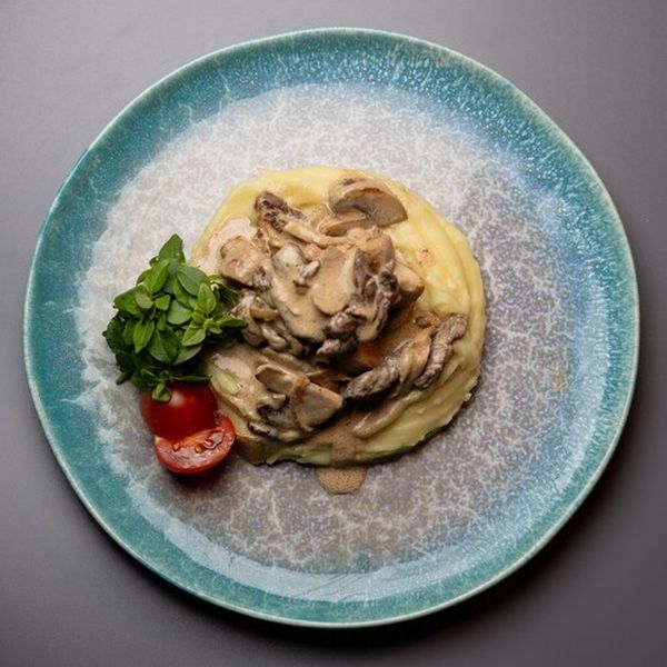 Бефстроганов с картофельным пюре