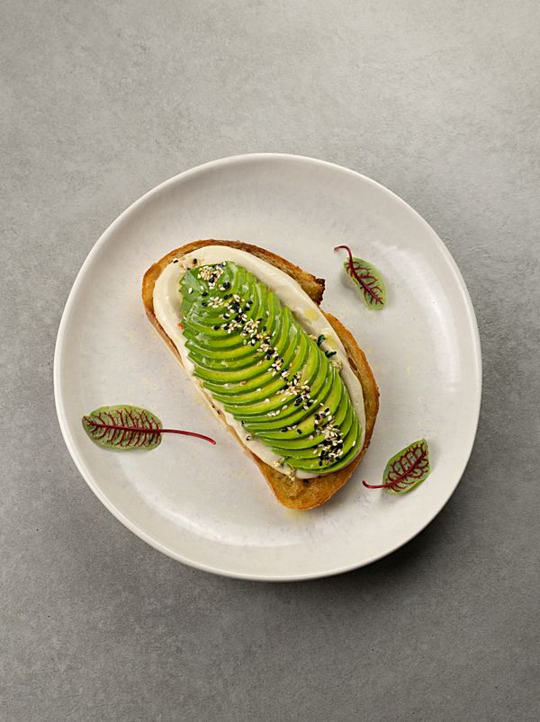 Авокадо-тост с печёным тофу, сметаной из кешью и медовым соусом