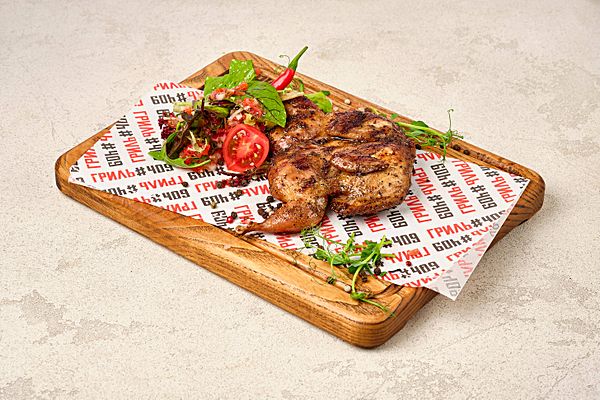 Перепел гриль с зеленью и овощным соусом