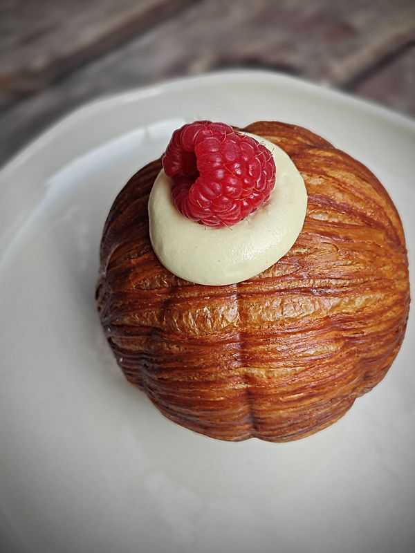 Круассан-бол фисташка-малина