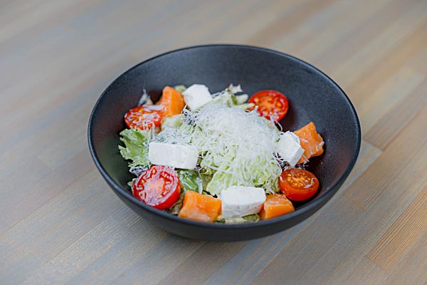 Салат с форелью слабой соли и сыром фета