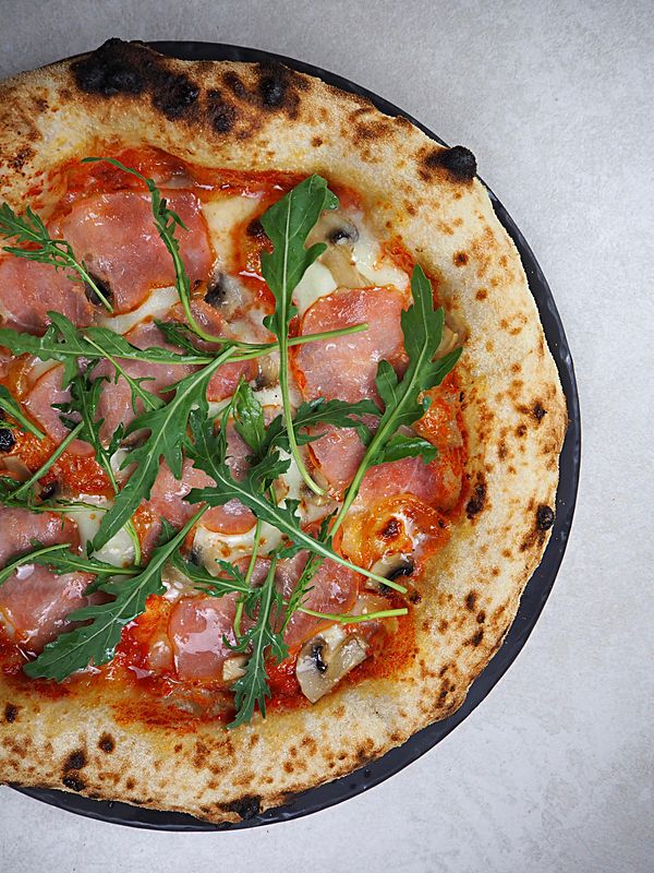 Ветчина, скаморца и шампиньоны