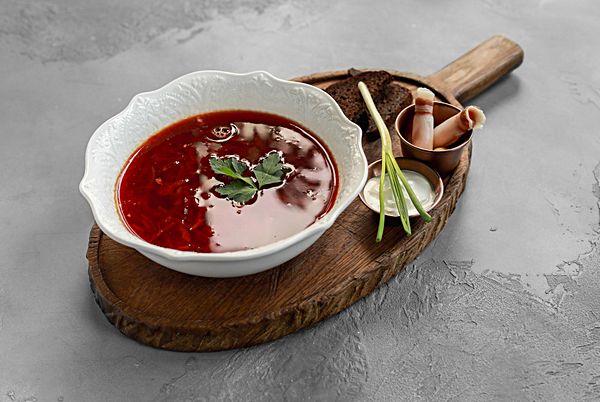 Борщ с гусем, копченой вишней, салом и бородинским хлебом