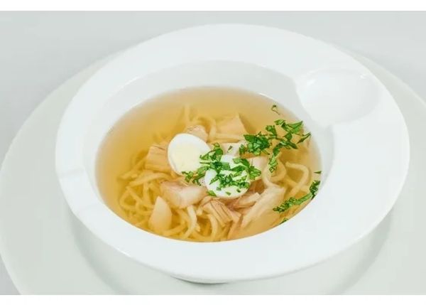 Бульон куриный с лапшой и перепелиным яйцом
