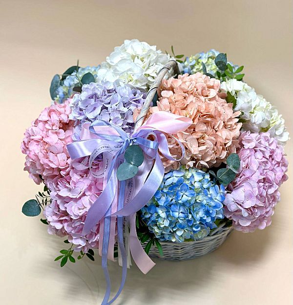 11 гортензий с эвкалиптом в корзине