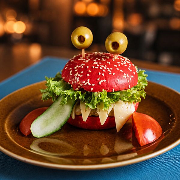 Бургер с куриной котлетой и сырным соусом