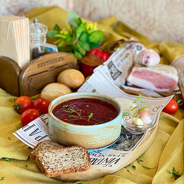 Борщ с датским хлебом и салом