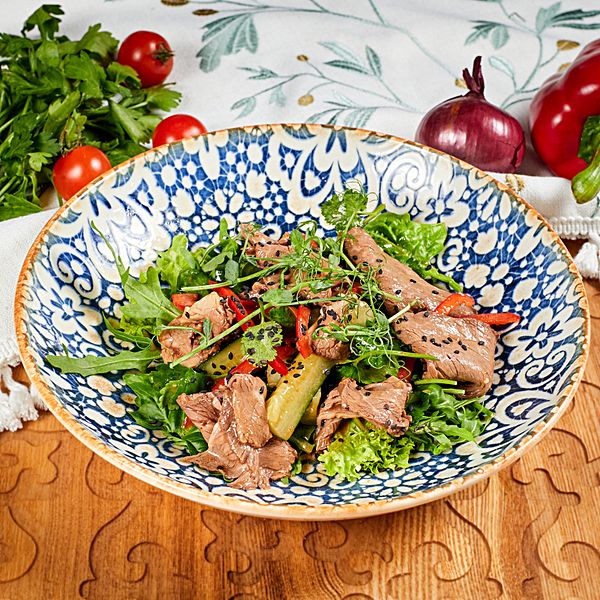 Салат с копченой телятиной и битыми огурцами