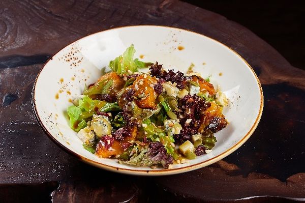 Салат с печёной тыквой и сыром Дорблю