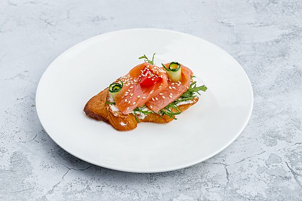 Брускетта с лососем
