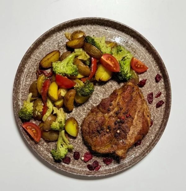 Свиной стейк с овощами