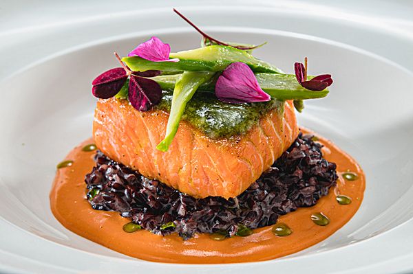 Лосось глазированный с песто и с кешью, рисом венера и спаржей