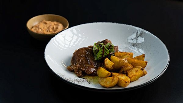 Щеки томленные с соусом биг тейсти