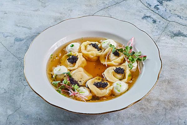 Пельмени из щуки с бульоном и сметаной