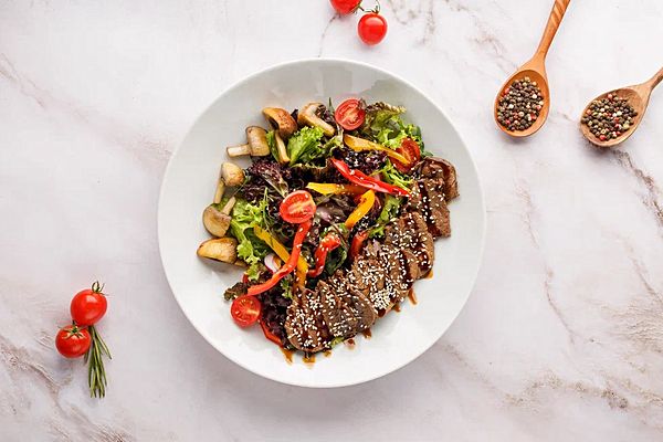 Теплый салат с фермерской телятиной