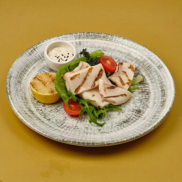 Кальмар на гриле с соусом цезарь