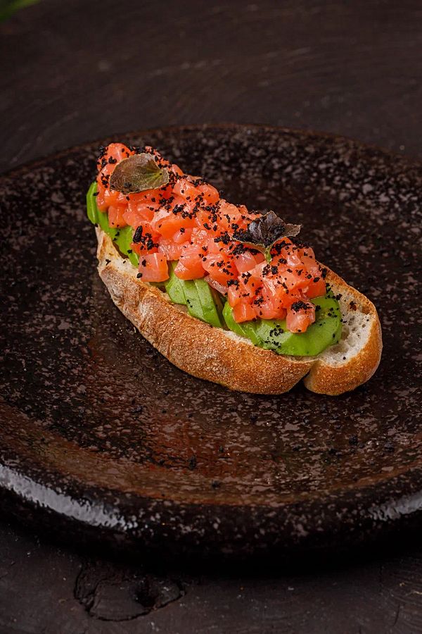 Брускетта с лососем