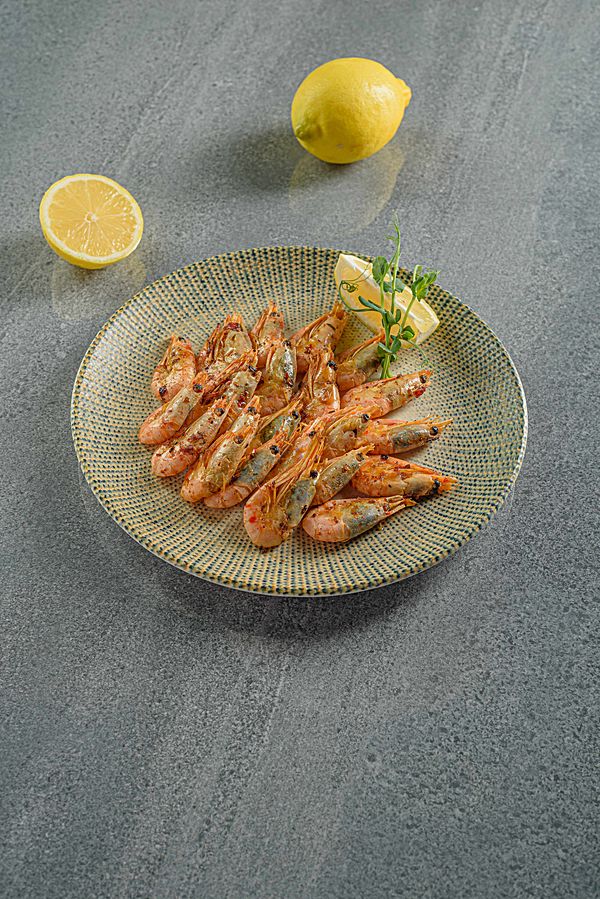 Жаренные креветки с чесночным соусом и белым вином