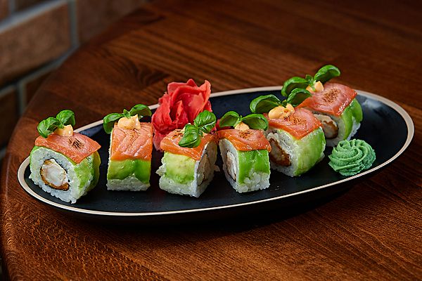 Ролл Никкей из креветки темпура, лосося татаки и спелого авокадо