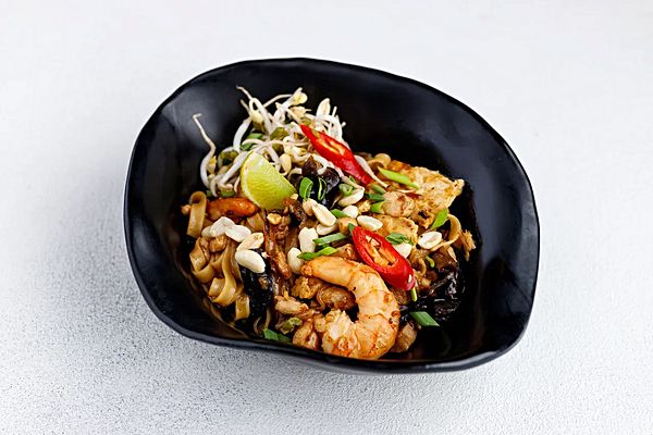 пад тай на доске. пад тай с креветками. Padam соус. пад тай ростов меню. пад тай ростов.