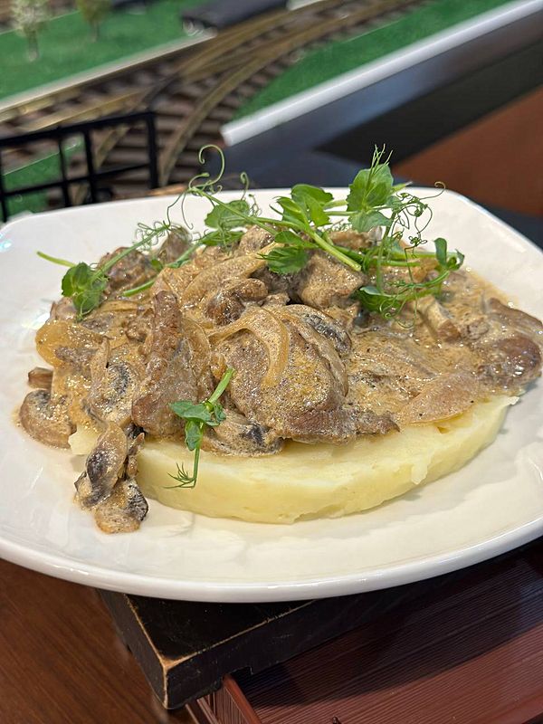 Бефстроганов с картофельным пюре